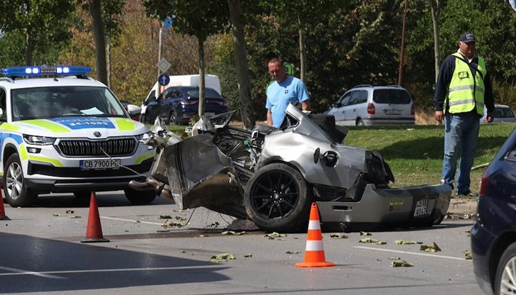 Шофьорът на автомобила е загинал на място