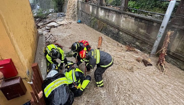 В някои населени места водата по улиците достига до коленете на хората