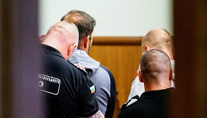 Прокуратурата твърди, че обвиняемите може да извършат ново престъпление или да повлияят на разследването Прокуратурата твърди, че обвиняемите може да извършат ново престъпление или да повлияят на разследването