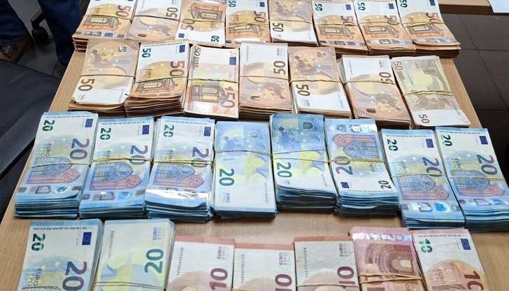 Парите били укрити във фабрична кухина на камион, пътуващ за Турция