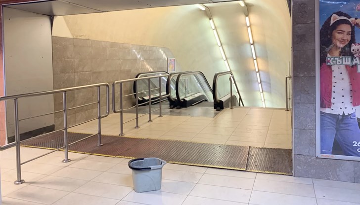 Течаща вода от тавана изненада пътниците в слънчевия празничен ден