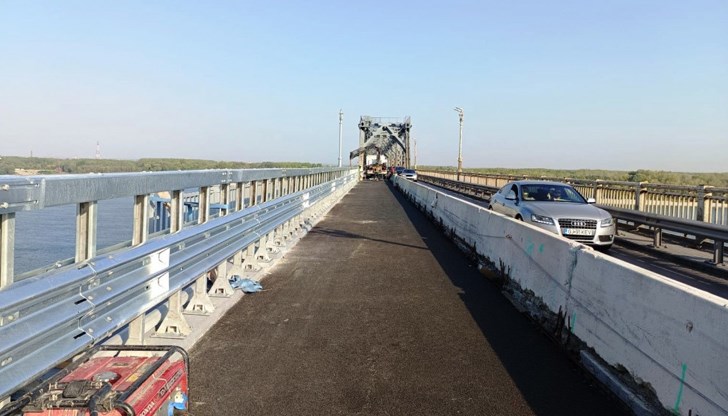 Движението ще се извършва двупосочно в платното за България Движението ще се извършва двупосочно в платното за България