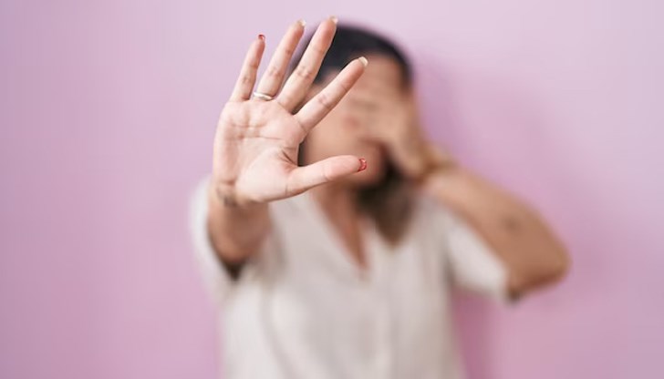 Група ученички тормозят, унижават и скубят съученичка, принуждават я да целува обувки