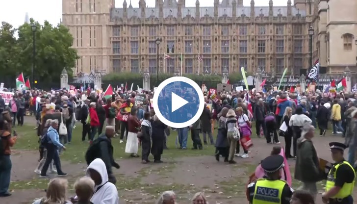 Десетки протестиращи се събраха пред двореца Уиндзор с призиви "Тръмп не е добре дошъл тук" и "Тръмп трябва да си ходи"
