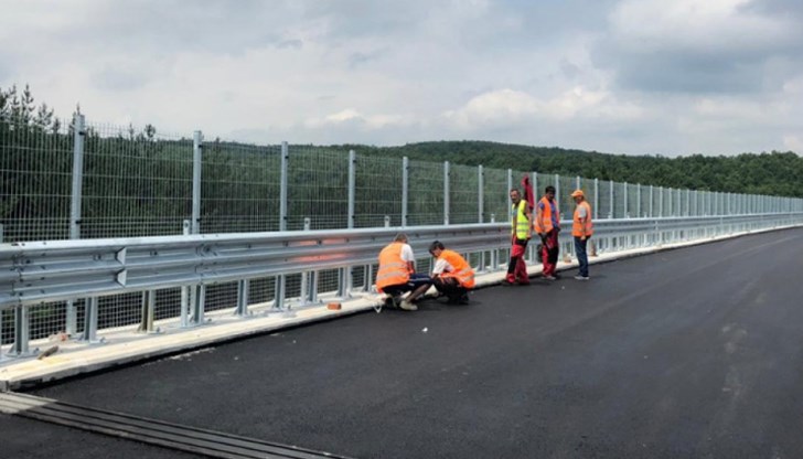 Инвестициите в ограничителни системи по републиканската пътна мрежа дълги години изоставаха, а сега агенцията обяви търг за 960 милиона лева Инвестициите в ограничителни системи по републиканската пътна мрежа дълги години изоставаха, а сега агенцията обяви търг за 960 милиона лева