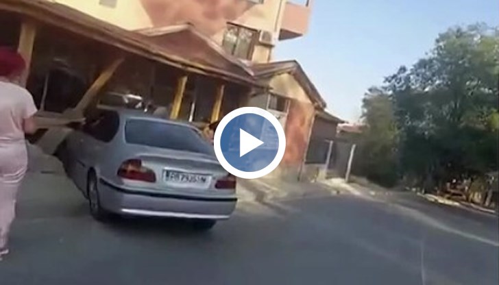 Автомобилът унищожи дървената конструкция на обекта, но няма пострадали
