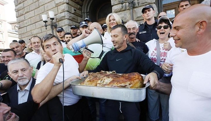 Демонстранти скандираха "оставка" и размахаха агнешки главички и кокали Демонстранти скандираха "оставка" и размахаха агнешки главички и кокали