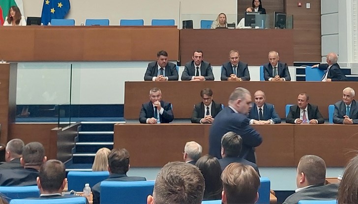 Правителството, държано в капана на Пеевски, остава на власт. Държавата с главно "Д" ще продължава да бъде завладявана