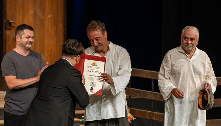 Мариан Бачев връчи почетна грамота на актьора по време на премиерата на "Гераците"