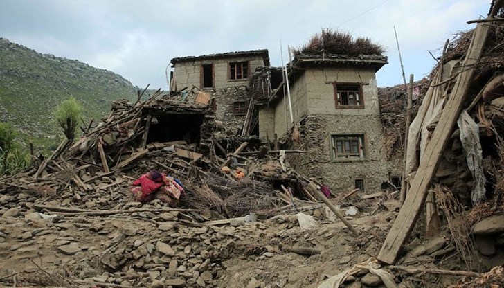 Разрушени са цели села, а много хора се оказаха затрупани под развалините на домовете им