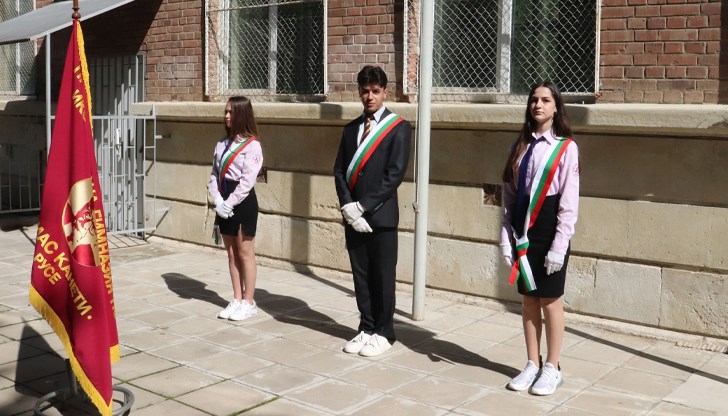 Областният управител Драгомир Драганов и началникът на РУО ще открият учебната година в три учебни заведения