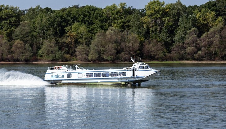 Спасители изпомпаха водата и предотвратиха инцидент на гръцкото пристанище Лименас Спасители изпомпаха водата и предотвратиха инцидент на гръцкото пристанище Лименас