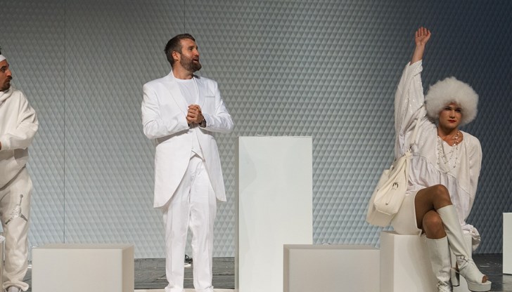 23-годишният актьор печели кастинг за драматичния театър и влиза в ролята на Марго в най-новата испанска комедия