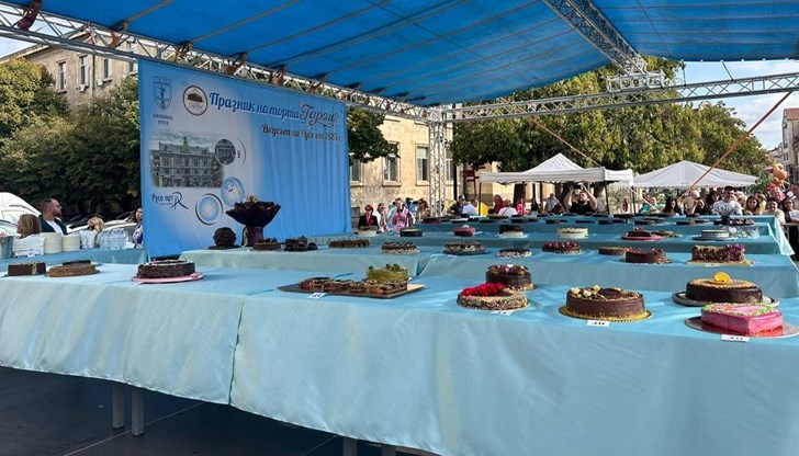 Близо 100 участници се състезават за най-добра домашна торта