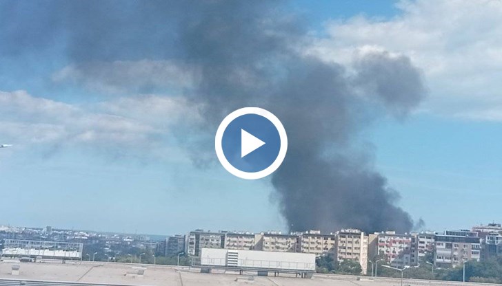 Няколко пожарни екипа потушават горящи контейнери и гуми