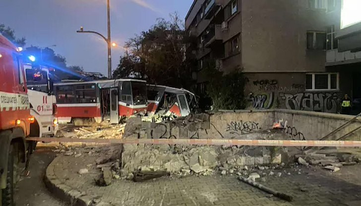 Ватман оставил мотрисата без надзор, няма пострадали, но са ударени седем автомобила