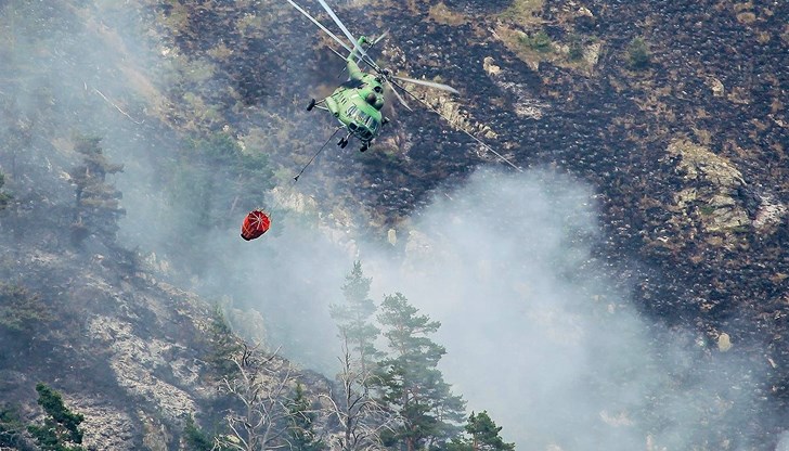 В гасенето се включи и военен хеликоптер