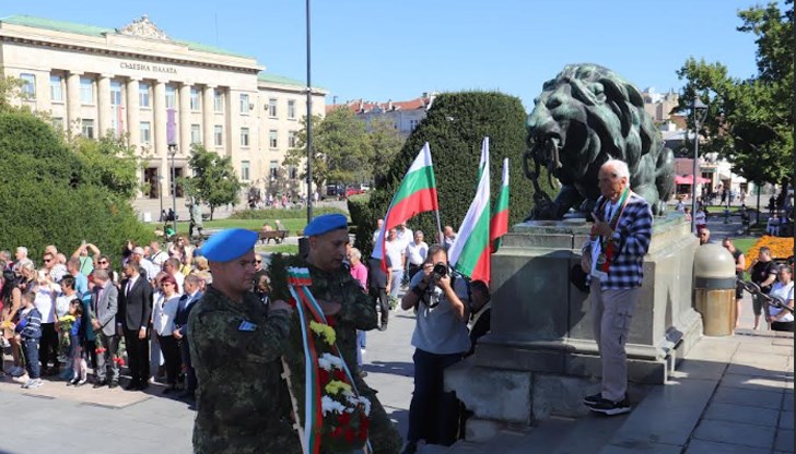 Драгомир Драганов и Пенчо Милков участваха в церемонията по полагане на венци пред паметника на Свободата