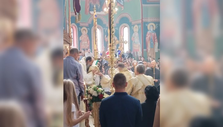 Българският патриарх отслужи празнична литургия за Кръстовден в храма в столичния квартал "Лозенец"