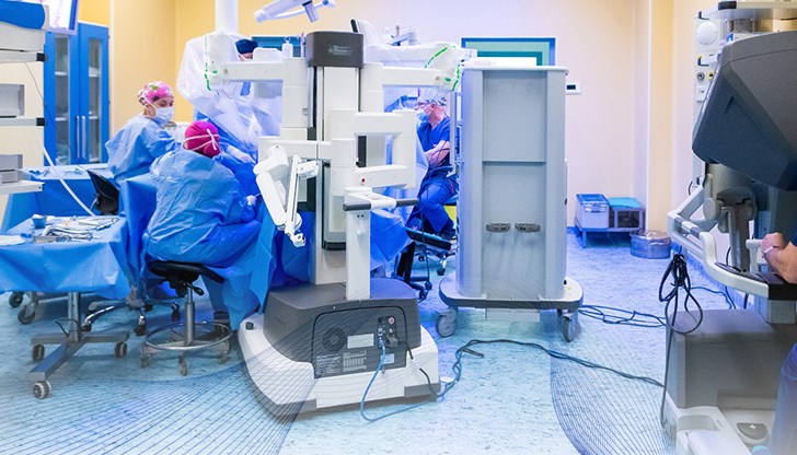 Хирурзи извършиха в Плевен първата у нас операция на комплексни съдови заболявания с робот Da Vinci Хирурзи извършиха в Плевен първата у нас операция на комплексни съдови заболявания с робот Da Vinci