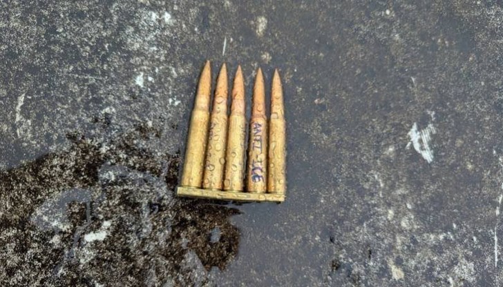 Нападателят е оставил антиимиграционни послания на куршумите преди да се самоубие