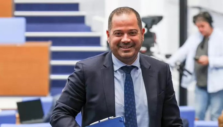 Предложението на Калин Стоянов предизвика ожесточени дебати в пленарната зала Предложението на Калин Стоянов предизвика ожесточени дебати в пленарната зала