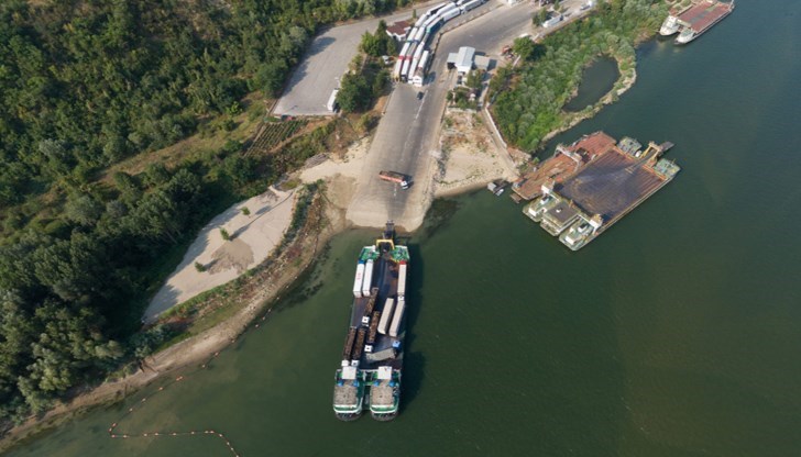 Лоши метеоусловия затвориха фериботната връзка