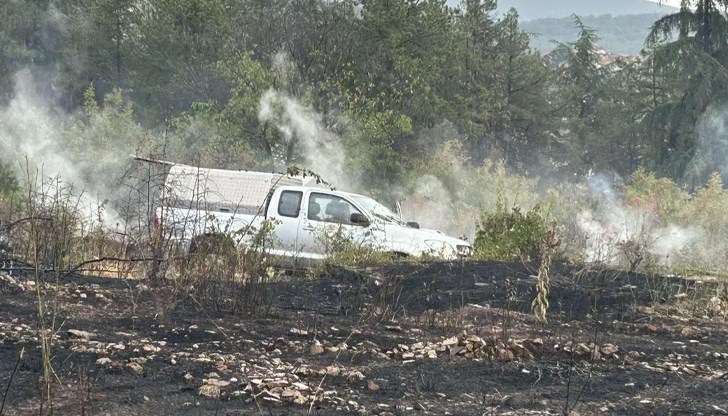 Силният вятър затруднява гасенето на огъня между три села