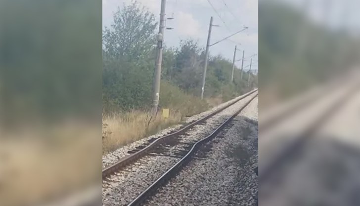 Локомотивът избута вагоните назад и композицията продължи по съседен коловоз Локомотивът избута вагоните назад и композицията продължи по съседен коловоз