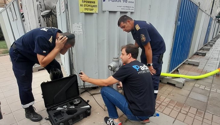 Специалисти от ВиК и пожарната показаха измерване на налягане и проверка за течове