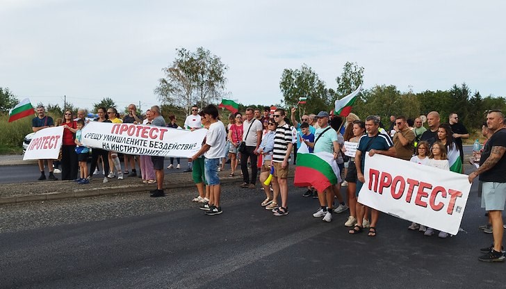 Организирано е и шествие с народни носии в центъра на града Организирано е и шествие с народни носии в центъра на града