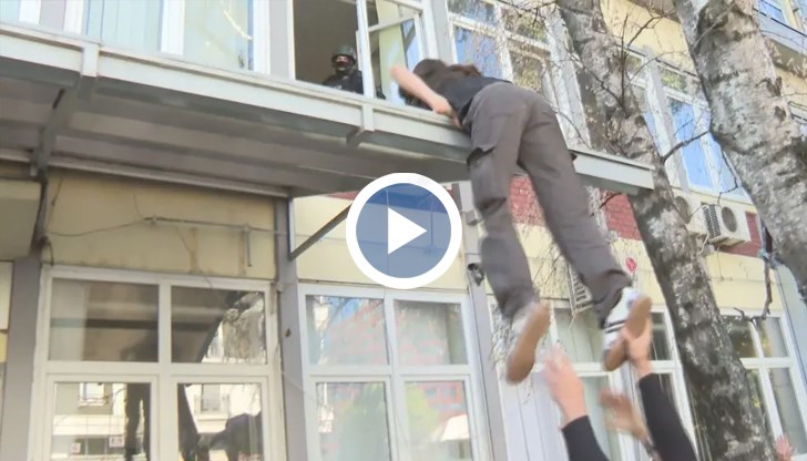 Някои студенти опитаха да влязат в сградата, катерейки се по дървета и през прозорци, което предизвика сблъсъци с полицията