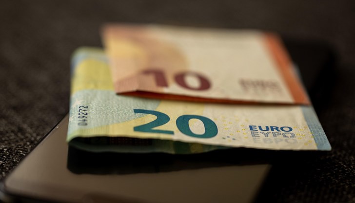 Иззети са телефони, камери и пари