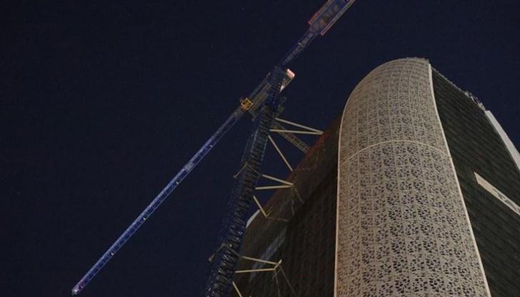 Седем непълнолетни се качиха на 205-метров строителен кран в София