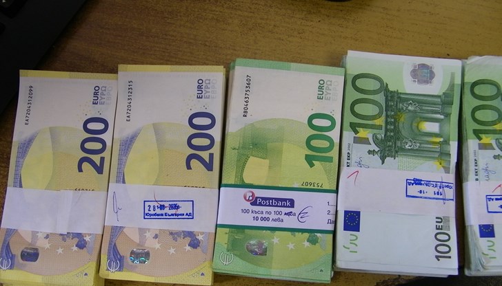 Парите били залепени с тиксо под дрехите на задържаната Парите били залепени с тиксо под дрехите на задържаната