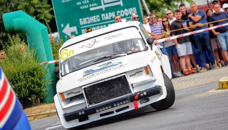 Пилоти и отбори се състезават в едно от най-големите автомобилни събития в столицата с участието на шампиона Никола Цолов