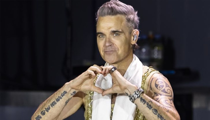 Британската звезда приветства сребърните медалисти от световното първенство по време на концерта си в София Британската звезда приветства сребърните медалисти от световното първенство по време на концерта си в София