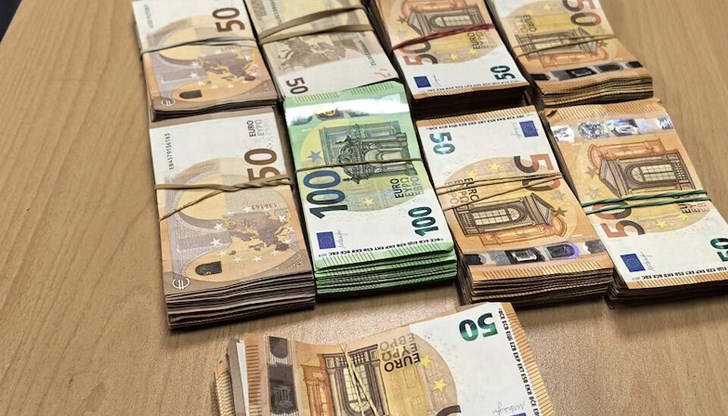 Парите били укрити в тапицерията на кабина и в матрак на два товарни автомобила