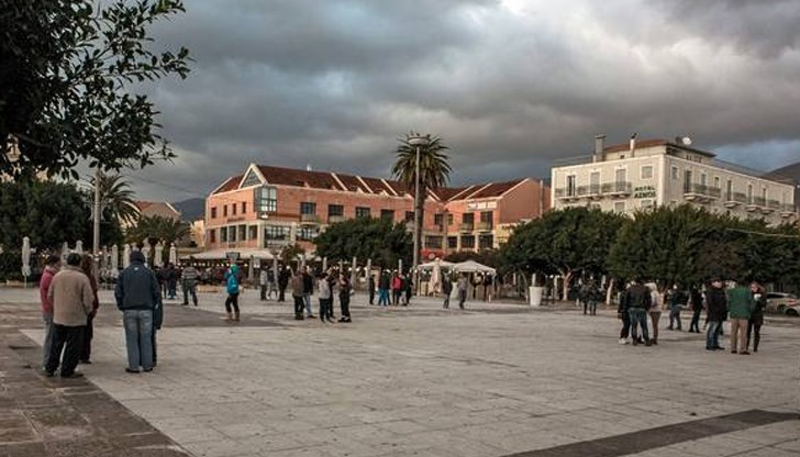 Местните жители спят на открито втора нощ, силен пожар усложнява ситуацията