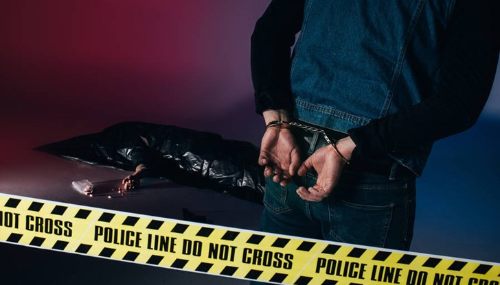 Нападателят е задържан на място и му е повдигнато обвинение за убийство по особено жесток начин