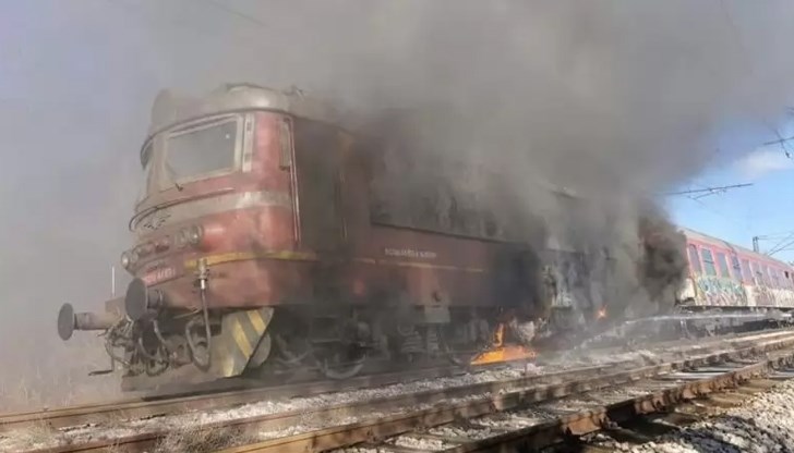 Проводник с напрежение 25 000 волта паднал върху машината Проводник с напрежение 25 000 волта паднал върху машината