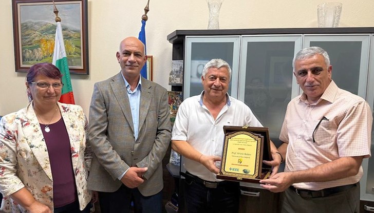 Йорданските професори посетиха научните лаборатории и обсъдиха нови проекти с ректора Йорданските професори посетиха научните лаборатории и обсъдиха нови проекти с ректора