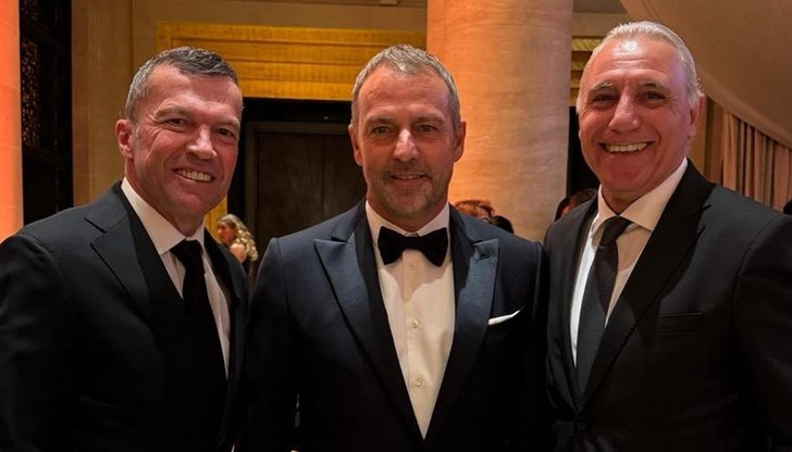 Българската легенда общува със сръбски футболни звезди и треньора на Барселона