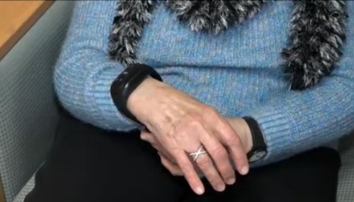 Устройствата ще следят здравето на самотните пенсионери, които ги носят