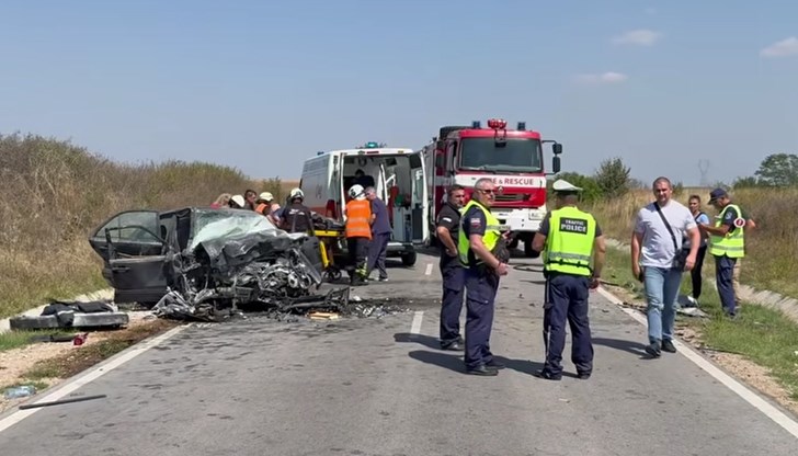 В МБАЛ - Хасково са настанени 56-годишен мъж, 14-годишният му син и още един пострадал