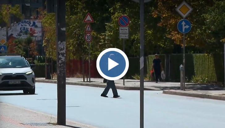 Полицията санкционира нарушители, които пресичат на червено или използват телефони