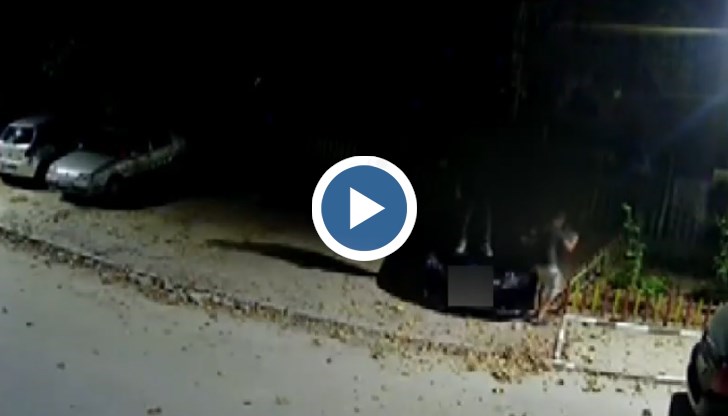 Охранителни камери са запечатали вандалския акт в центъра на Пловдив