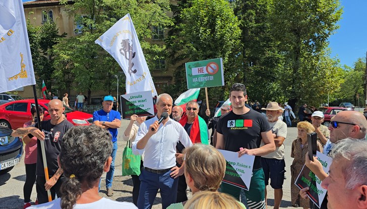 Репортер и оператор от NOVA телевизия са били атакувани от група протестиращи