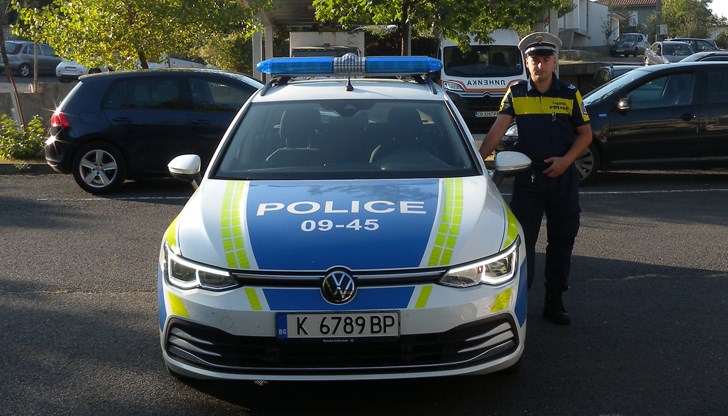 Над час продължили провокациите към полицая от страна на нарушителя и спътниците му