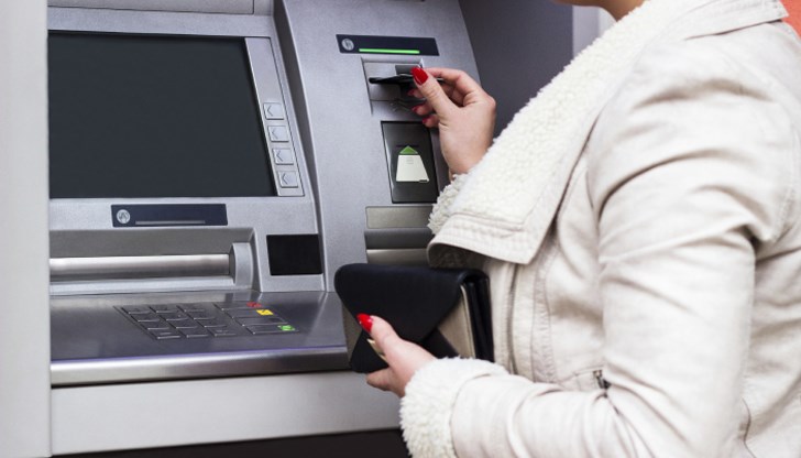 Сега само три банкомата обслужват цялата община, като често са извън строя